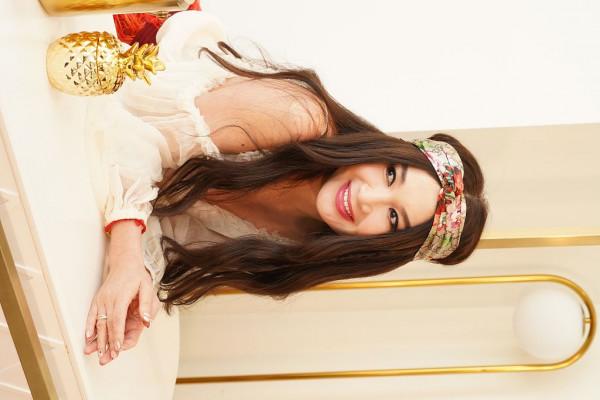 溫碧霞賀年新歌《只是太愛你》現場花絮照 紅色羽毛裙明豔動人