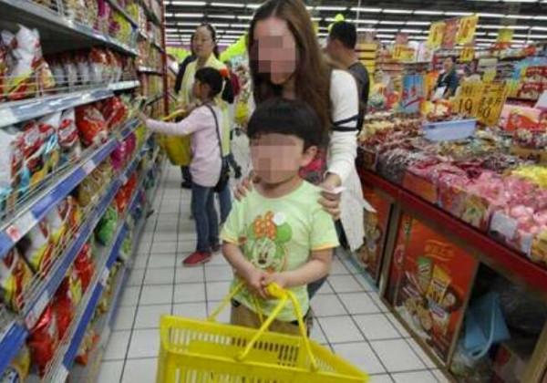 不給買就摔碎！這位媽媽整治熊孩子的辦法，路人直誇：真霸氣