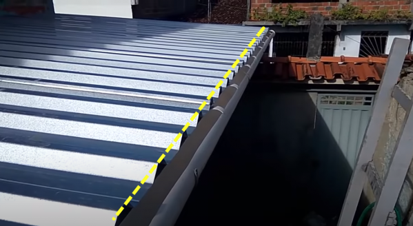 舊PVC管切兩半,裝在屋簷下當雨水槽,排水方便,雨水也不亂洩 舊PVC管切兩半,裝在屋簷下當雨水槽,排水方便,雨水也不亂洩