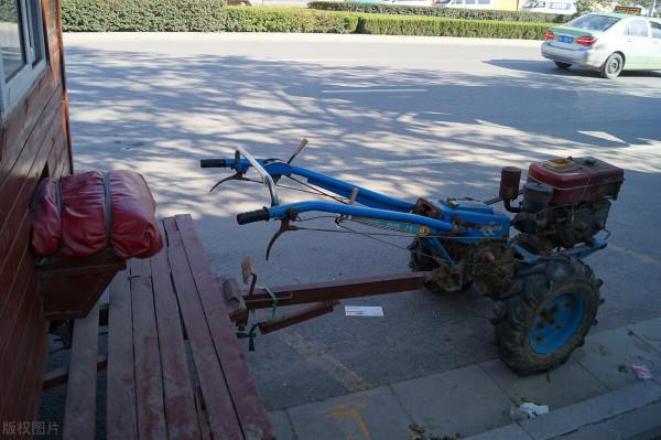 冬季拖拉機啟動困難,農村小夥巧用4個“妙招”,數九寒天也不怕 冬季拖拉機啟動困難,農村小夥巧用4個“妙招”,數九寒天也不怕