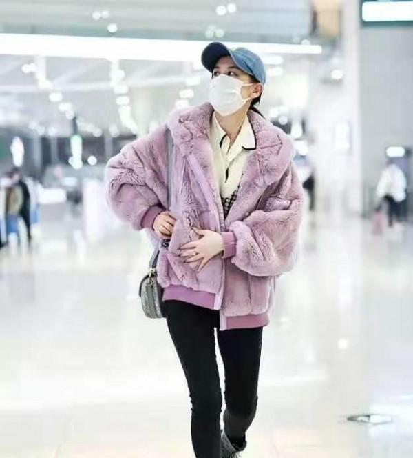 難怪黃聖依能嫁入豪門，穿紫色毛絨外套甜美又少女，看著最多20歲