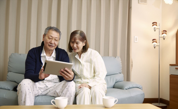 人老了，請個住家保姆伺候晚年靠譜嗎？一位87歲大爺說出了答案