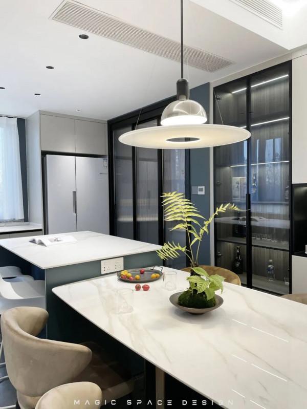 180㎡現代主義，安靜舒適的設計，令人輕鬆愜意