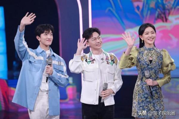 好似獨角戲！何炅滿場cue新人，馮禧接不了，蔡少芬硬接，尷尬