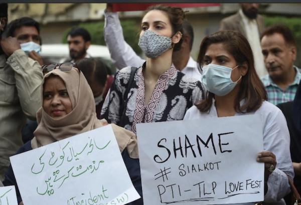 被人懷疑“褻瀆先知”，外國男子被上百人殘忍毆打後活活燒死