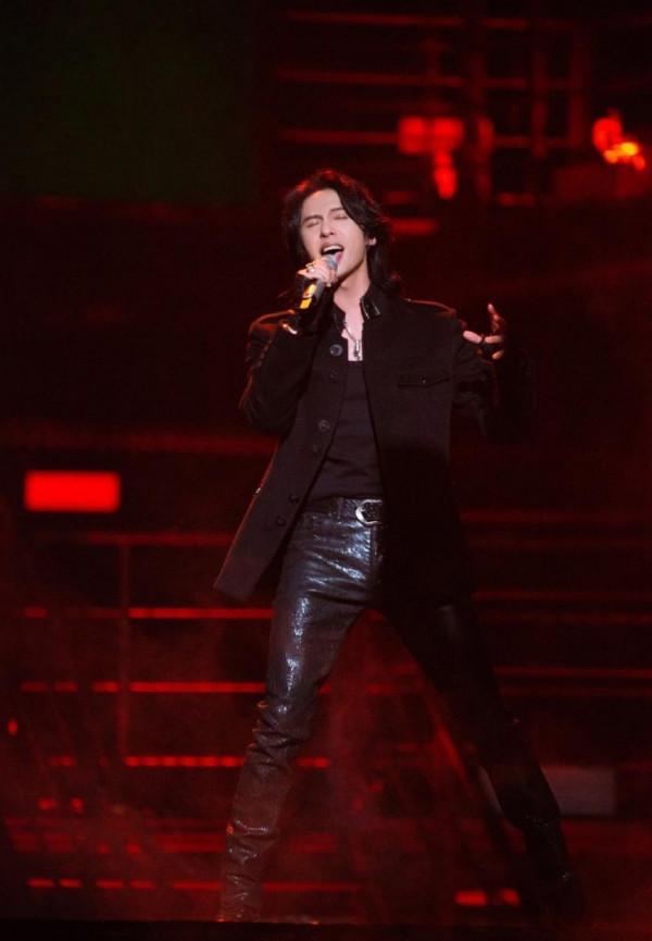 張淇太有魅力了,身材挺拔比例完美,穿黑褲很有音樂人的個性 張淇太有魅力了,身材挺拔比例完美,穿黑褲很有音樂人的個性