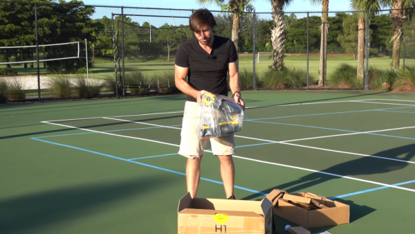 美國小夥買中國迷你電車,本來不相信質量,試駕後想轉行做代駕 美國小夥買中國迷你電車,本來不相信質量,試駕後想轉行做代駕