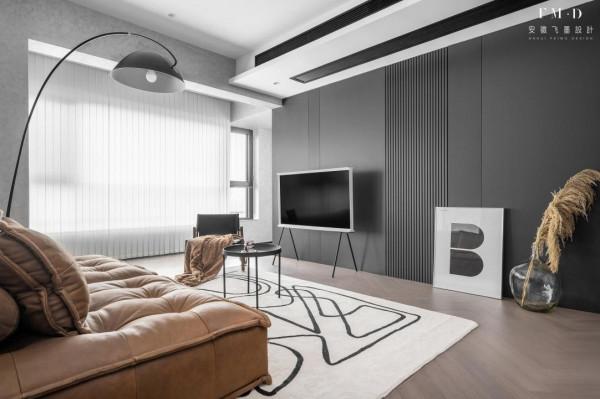 大橫廳的戶型，比起沙發不靠牆，電視牆不靠牆才機智，賺個新房間