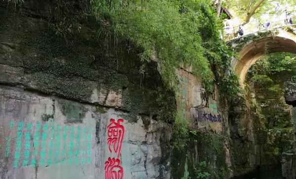 秦始皇都想挖的闔閭墓,深藏在劍池水下,據傳藏有3000把絕世寶劍 秦始皇都想挖的闔閭墓,深藏在劍池水下,據傳藏有3000把絕世寶劍