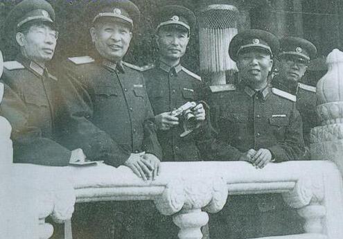 第一位入黨的開國將軍，送鄧公三件寶，毛主席：傅主任還是副主任