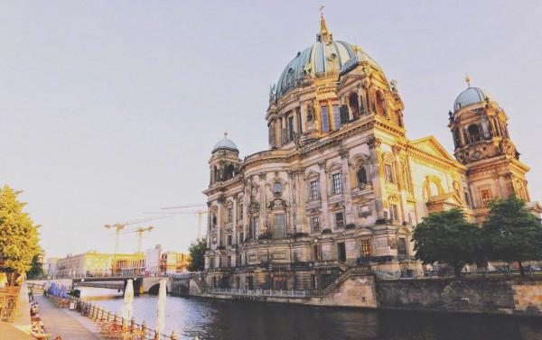 1990年兩德合併後，為什麼把首都選在了東德首都柏林？