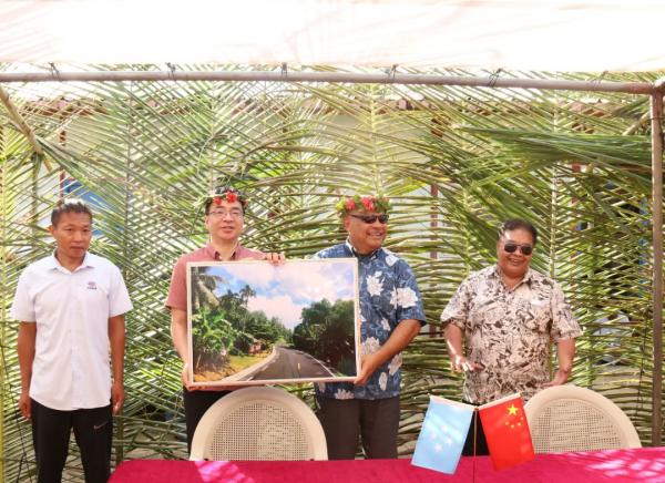 在這個太平洋島國，中國政府援建的公路建成通車