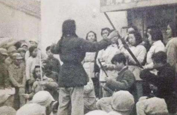 她被日寇砍掉雙手後，親眼看著木楔子釘進自己身體，仍不透露軍秘