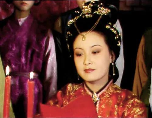 表姐妹的權利遊戲：薛寶釵譏諷暗算王熙鳳，卻被反殺得無路可走