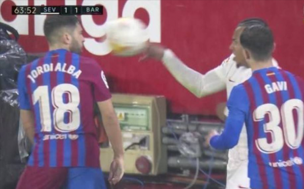 西甲補賽，巴薩戰平10人塞維利亞，皇馬球迷樂了