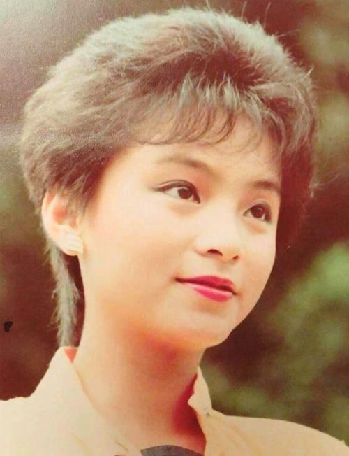 嫁入豪門第1年，頭髮全白，女明星蕭紅梅經歷了什麼？