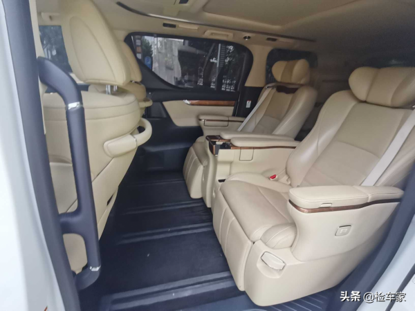 有錢人標配，加價擋不住，82萬提臺開了五年的豐田埃爾法值不值？