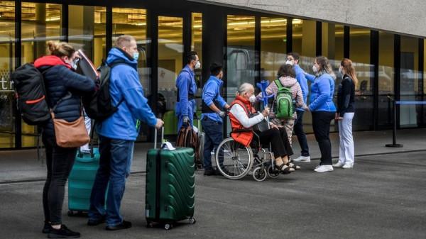 爆發新冠疫情的郵輪乘客被困5天后，今天獲准下船