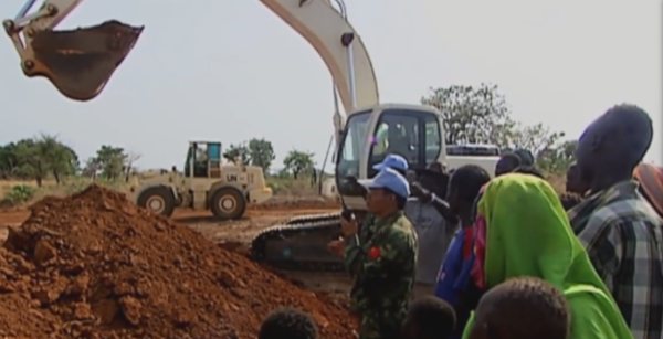 中國人幫非洲修路，頂著60度高溫趕工，當地人卻在樹下乘涼