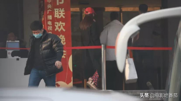 春晚五次聯排：趙麗穎緊身褲吸睛，沈騰眼神犀利，張小斐知性俏皮