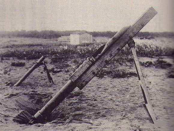 敵司令：你們上萬人聚守，共軍才多少炮彈；結果，滿天飛來炸藥包