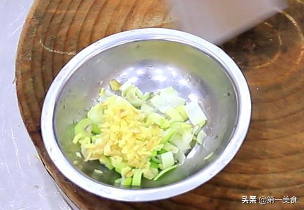 番茄魚這樣做，魚片滑嫩如豆腐，湯汁酸爽開胃，全家人都愛吃