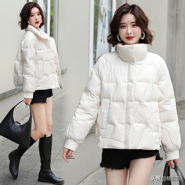 看看這幾款短款立領白鴨絨羽絨服，搭配短褲+長筒靴，高階又時髦