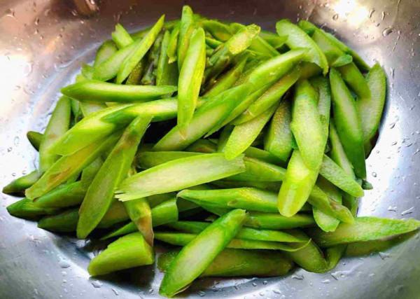 春天多給孩子吃這5大&OpenCurlyDoubleQuote;黃金菜&rdquo;，營養高價格低，孩子愛吃長得快