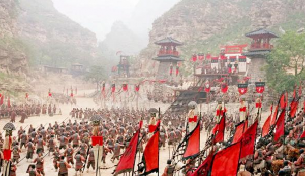 在古代，扛旗兵為何不帶武器還敢衝鋒在前，他們在戰場上有何用？