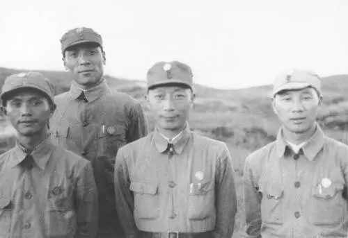 楊成武向毛主席彙報,臨走差點流淚?毛主席省出6個青稞饅頭給楊 楊成武向毛主席彙報,臨走差點流淚?毛主席省出6個青稞饅頭給楊