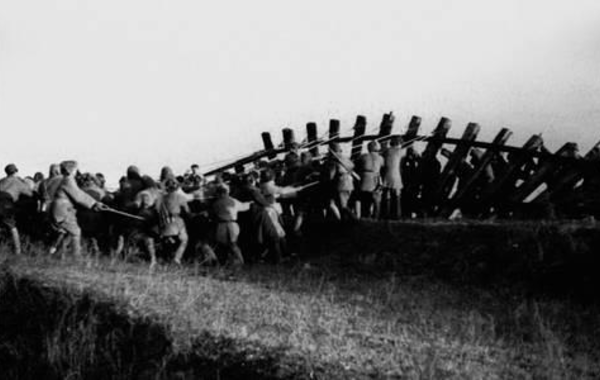 陳明仁被老蔣稱為黃埔旗幟，為何在成功守住四平後卻被撤職了