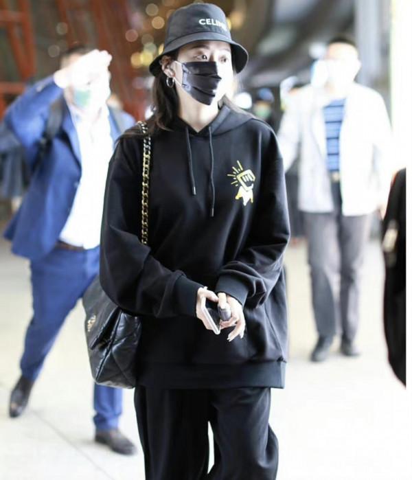 張靚穎真是越來越時尚,穿灰色長款外套走機場,素顏也美出新高度 張靚穎真是越來越時尚,穿灰色長款外套走機場,素顏也美出新高度