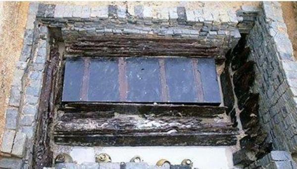 山東挖掘千年古墓，棺中積水清澈見底，墓主人全身漆黑，他是誰？