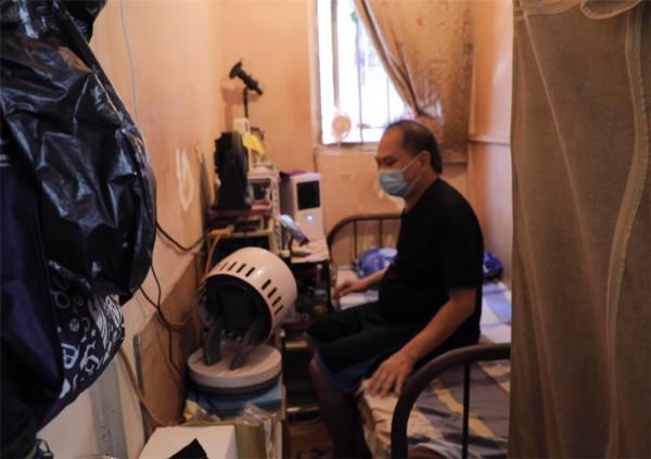 香港54歲大叔住6㎡劏房:蝸居生活大半輩子,夏天太熱得用4臺電扇 香港54歲大叔住6㎡劏房:蝸居生活大半輩子,夏天太熱得用4臺電扇