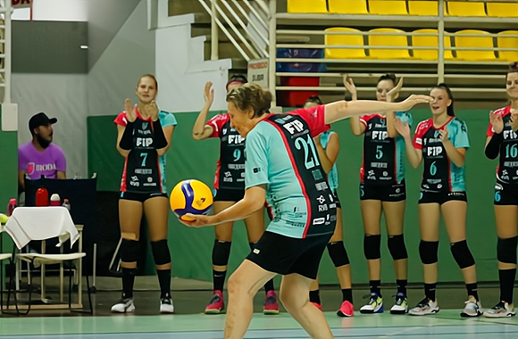 不服老！85歲奶奶復出征戰巴西女排聯賽，開局首分展現不俗功力