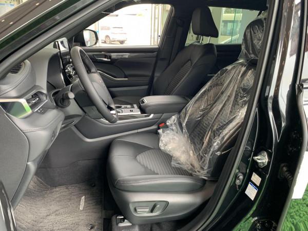 實拍皇冠陸放：豐田版黑武士，內飾精緻，氣場足