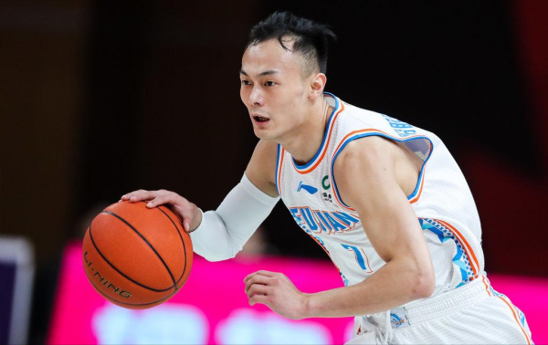 不止有趙睿，場均6分後衛被杜鋒雪藏，缺席28場，靠他纏鬥郭艾倫