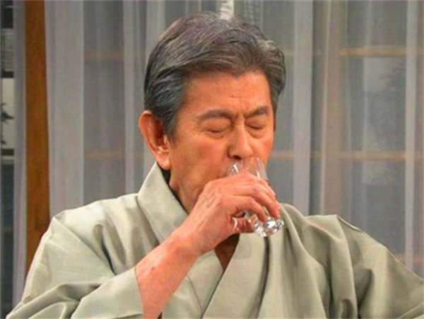 宇津井健的曠世戀：愛妻患病40年不離不棄，83歲去世當天娶了初戀