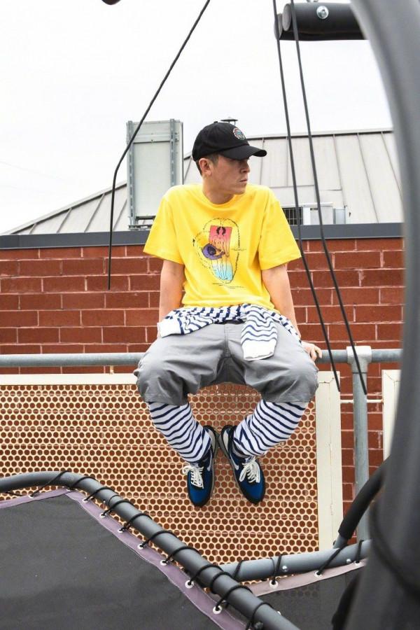 陳冠希人到中年顏值慘跌，攜妻女看球賽成大叔，但穿衣仍又痞又帥