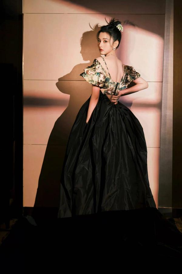 宋祖兒出席時尚盛典 高腰花卉禮裙優雅貴氣