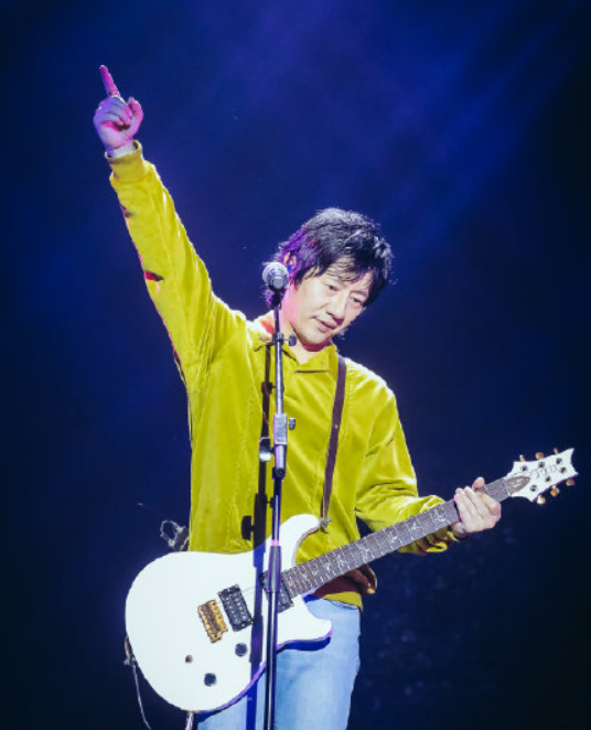 鄭鈞:一個被搖滾“耽誤”的瑜伽達人,53歲了,柔韌性好,狀態好 鄭鈞:一個被搖滾“耽誤”的瑜伽達人,53歲了,柔韌性好,狀態好