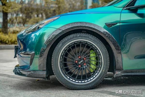 特斯拉Model Y全面改裝,碳纖維寬體鑽石綠變色膜回頭率爆棚 特斯拉Model Y全面改裝,碳纖維寬體鑽石綠變色膜回頭率爆棚