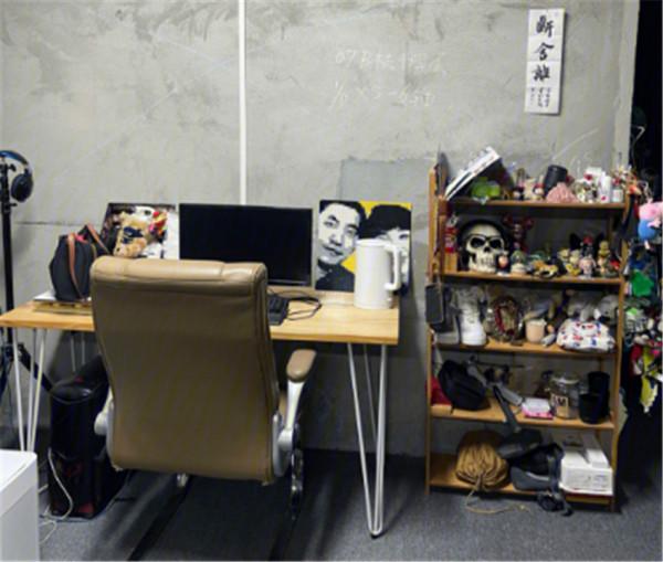 小夫妻沒錢裝修直接住毛坯房，卻佈置得超溫馨！網友：這生活羨慕