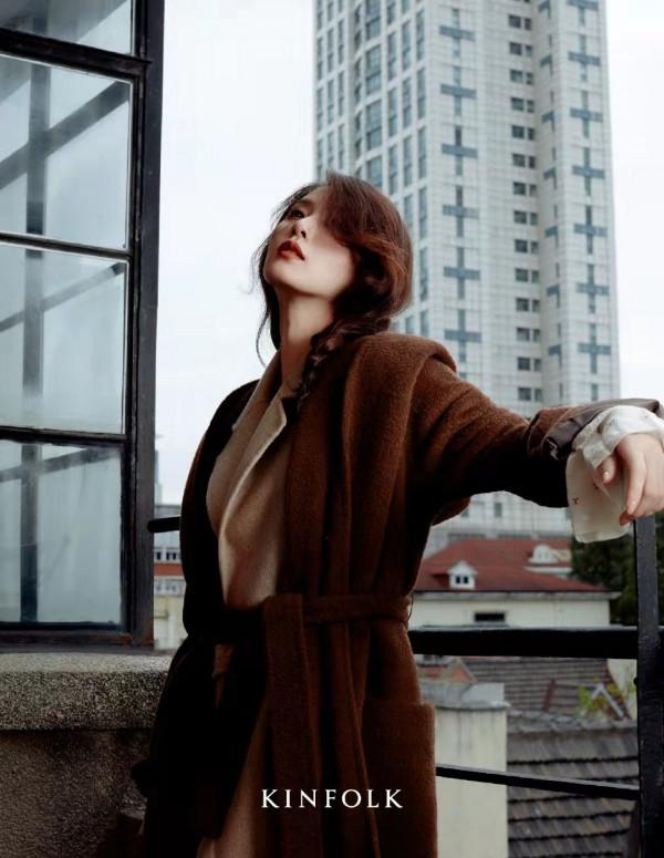 國貨真爭氣！劉詩詩穿國產時裝登大片，高階感不輸倪妮Gucci造型