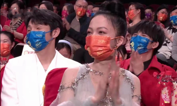 春晚奇葩出圈合集：馬凡舒的敬酒服，張小斐的妝發，譚維維的遮瑕