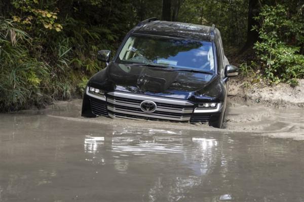 開全新陸地巡洋艦去越野實戰，日本市場買車排隊2年起
