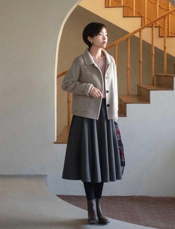 小個子少穿長大衣，“短外套+祼靴”才更適合，搭裙子褲子都好看