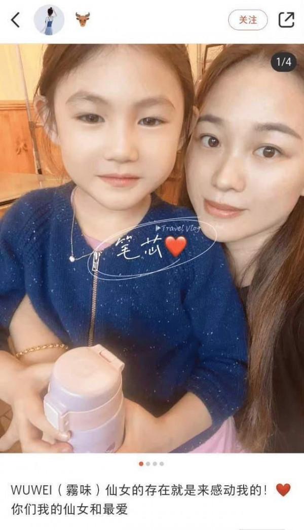 秦舒培母女同框，穿基礎款也有超模範，4歲女兒帶鑽石項鍊太搶眼