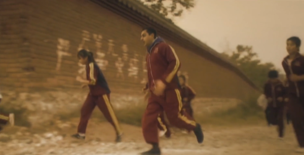 美國小哥挑戰少林功夫，被小師傅一拳打到鼻血長流，直言：太后悔