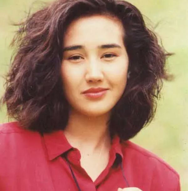 恭喜！柏安妮17歲女兒奪最佳新人獎，簽約古天樂公司出道不到一年